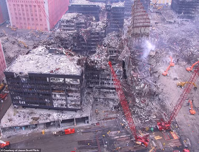 Thậm chí, một cựu điệp viên Mỹ khác cáo buộc Bayoumi đã giúp 2 Hazmi và Mihdhar tìm một căn hộ tại San Diego cũng như giúp mở tài khoản ngân hàng.