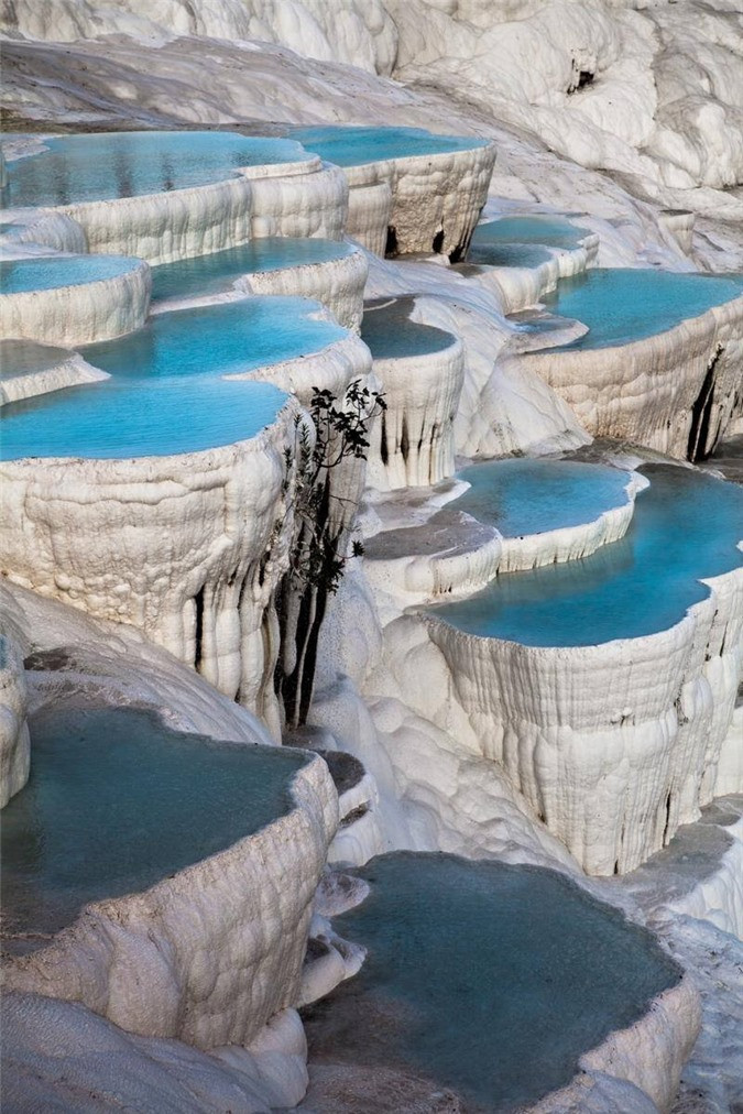 8. Thác Pamukkale (tỉnh Denizli, Thổ Nhĩ Kỳ). Thác nước Pamukkale (dịch ra nghĩa là lâu đài bằng bông trong tiếng Thổ), nằm ở phía tây nam của Thổ Nhĩ Kỳ và dược UNESCO công nhận là Di sản thế giới từ những năm 1970. Các tầng bậc thang của thác nước nổi tiếng này được làm từ đá hoa vôi: một loại khoáng cacbonat, được lưu lại do dòng chảy của nước. Cấu trúc tự nhiên hoàn mỹ này dài 2700 mét, rộng 600 mét và cao 160 mét. Thác Pamukkale đã được sử dụng làm nơi tắm tự nhiên từ hàng thế kỉ. Người Hy Lạp và La Mã cổ đại đã phát hiện giá trị dưỡng thể của suối nước nóng chứa nhiều khoáng này. Suối nước đã thu hút rất nhiều du khách, không chỉ để trị dưỡng cơ thể, mà còn để ngắm nhìn vẻ đẹp diệu kì của lớp canxi bicacbonat bị đóng cục thành từng lớp trải khắp vách đá dựng.