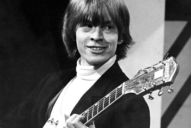Là người sáng lập ban nhạc rock The Rolling Stones, Brian Jones là một nghệ sĩ danh tiếng. Ông được phát hiện tử vong trong hồ bơi tại nhà riêng ở Sussex, miền nam nước Anh ngày 3/7/1969. Khi ấy, Brian 27 tuổi.