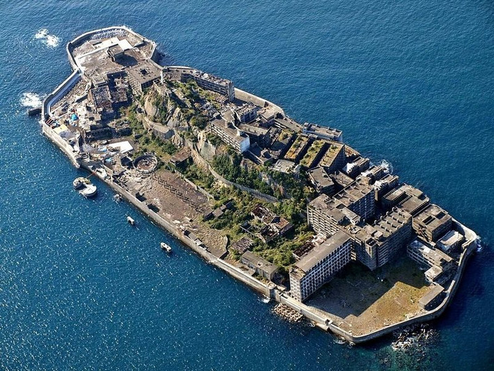 Nằm ở ngoài khơi Nagasaki, Nhật Bản, hòn đảo "ma" Hashima hay còn gọi đảo Gunkanjima được nhiều người biết đến với quá khứ huy hoàng.