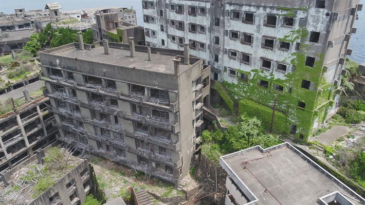 Kể từ đó, các tòa nhà trên đảo Hashima không còn một bóng người sinh sống. Theo thời gian, nhà cửa và các công trình khác trên đảo bị xuống cấp và trở nên u ám, dây leo, cỏ dại bao phủ khắp nơi.