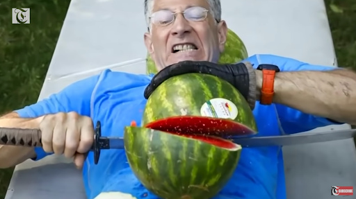 Ông Ashrita Furman lần đầu tiên lập kỷ lục Guinness là năm 1979. Kể từ đó, ông liên tục thách thức bản thân ở những thử thách khó.