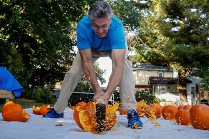 Những kỷ lục mà ông xác lập được có thể kể đến như đập vỡ nhiều bí ngô nhất trong vòng một phút với 31 trái bí ngô, tung rồi hứng bằng miệng hơn 40 viên bắp rang caramel trong vòng 1 phút.