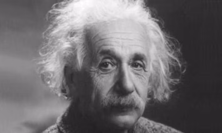 Do Einstein đam mê nghiên cứu khoa học nên ít quan tâm đến gia đình. Người con Hans Albert cũng vì thế mà ít gặp cha, thỉnh thoảng gửi thư cho nhau nên mối quan hệ dần xa cách.