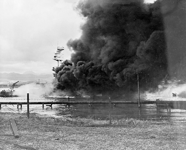 Vào tháng 8/1945, Mỹ ném 2 quả bom nguyên tử xuống Hiroshima và Nagasaki của Nhật Bản. Theo đó, Mỹ khiến Nhật Bản đầu hàng không điều kiện sau những gì đã gây ra ở Trân Châu Cảng.