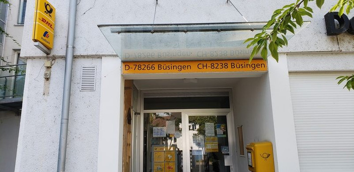 Do nằm hoàn toàn trong lòng Thụy Sĩ, người dân ở thị trấn Büsingen am Hochrhein, Đức có 2 mã điện thoại và bưu chính ở 2 quốc gia. Dù vậy, người dân ở thị trấn Büsingen am Hochrhein trả thuế thu thập cho Đức.