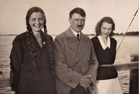 Geli sở hữu vẻ đẹp sắc sảo và nụ cười tươi sáng khiến nhà độc tài Hitler si mê. Khi 15 tuổi, cô được trùm phát xít nhận làm con đỡ đầu và chuyển tới sống cùng cha nuôi tại khu biệt thự Berghof trên đỉnh Obersalzberg, vùng đông Nam Bayern, giáp biên giới với Áo.