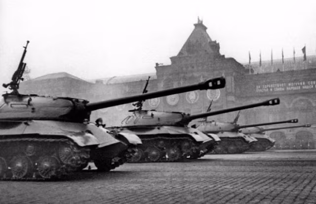 Nhà lãnh đạo Joseph Stalin quyết định tổ chức duyệt binh nhằm tôn vinh binh sĩ Hồng quân chiến đấu và đánh bại phát xít Đức.
