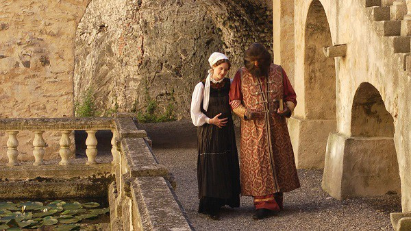 Về sau, vua Henry II cho người dạy học cho Gonzalez để có thể giao tiếp như mọi người. Nhờ vậy, Gonzalez nhanh chóng hòa nhập với cuộc sống, biết tới 3 ngoại ngữ. Ông được vua Henry II bảo vệ, chăm sóc và đối xử tốt.