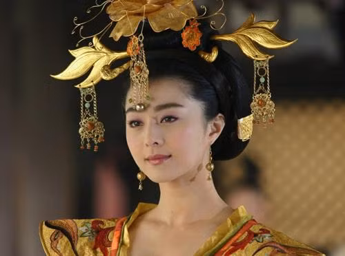 Tương truyền, Dương Quý phi có gương mặt diễm lệ đến mức hoa phải thu mình lại vì hổ thẹn.