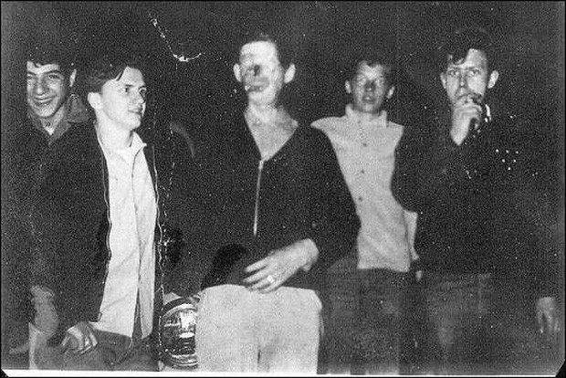 Khuôn mặt của người đàn ông này không thể nhìn rõ mắt, mũi, miệng... Vì vậy, ông ta có biệt danh Charlie No Face (Charlie không mặt).