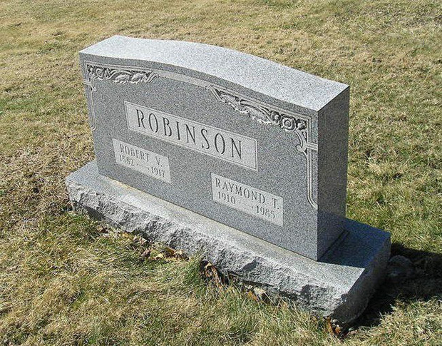 Vào những buổi tối, Ray đi lang thang trên những con đường gần nhà. Đến năm 1981, ông qua đời trong viện dưỡng lão. Sau đó, những giai thoại về người đàn ông không mặt xuất hiện và được lan truyền đến ngày nay.