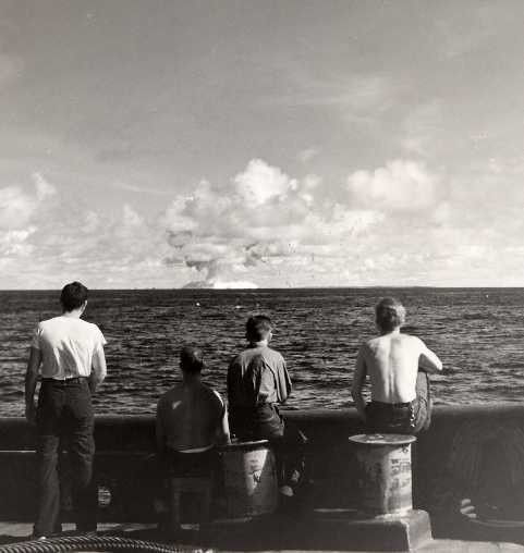 Do không biết ảnh hưởng của những vụ nổ hạt nhân, nhiều người vô tư theo dõi sự kiện nguy hiểm này.