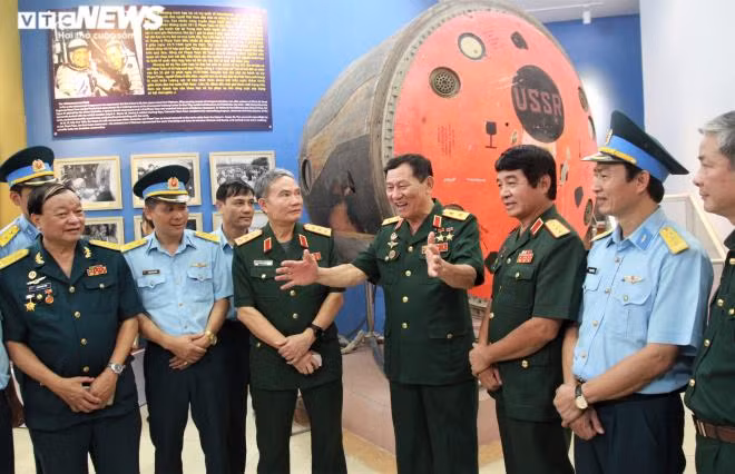 Năm 1989, Phạm Tuân trở thành Phó tư lệnh Chính trị Quân chủng Không quân. Sau đó, ông được phong hàm Trung tướng, giữ chức Tổng cục trưởng Tổng cục Công nghiệp Quốc phòng trực thuộc Bộ Quốc phòng. Ông nghỉ hưu từ cuối năm 2007. Ảnh: VTC.