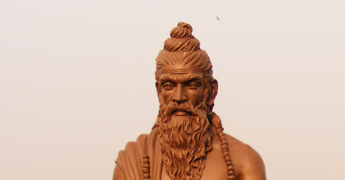 Tiếp đến, bác sĩ làm việc cẩn thận khi để lại một phần da nhỏ vẫn còn dính vào má. Phần mũi được đắp da phải làm thô bằng cách cắt chân mũi bằng dao.