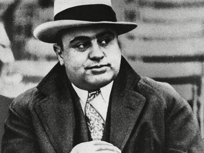 Một bí mật ít người biết về Al Capone là gã tội phạm nguy hiểm này có biệt danh "mặt sẹo". Biệt danh này có từ lúc gã chưa trở thành trùm mafia.