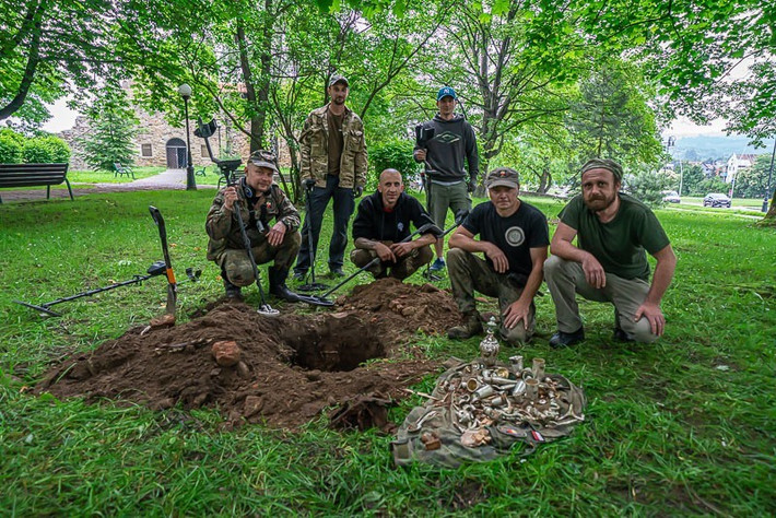 Đến năm 1945, binh sĩ Ba Lan phá hủy doanh trại của Đức quốc xã từ trong lòng đất khiến lâu đài gần như bị phá hủy hoàn toàn.