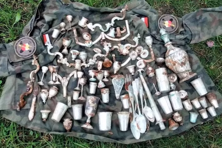 Nhà khảo cổ Stanisław Pustułka là người đầu tiên phát hiện ra kho báu giá trị mà phát xít Đức chôn dưới đất tại lâu đài Nowy Sącz Royal khoảng 600 tuổi.