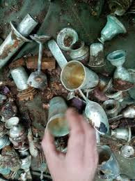 Sau khi đánh cắp chúng từ người Do Thái, không biết vì lý do gì mà phát xít Đức chôn kho báu xuống đất. Kể từ đó, số của cải này không được nhìn thấy ánh sáng Mặt trời.