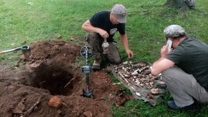 Hiệp hội lịch sử và thám hiểm Nowy Sącz thực hiện cuộc thám hiểm lâu đài Nowy Sącz Royal ở thị trấn Nowy Sącz, Ba Lan. Tại đây, họ phát hiện kho báu khủng của phát xít Đức.