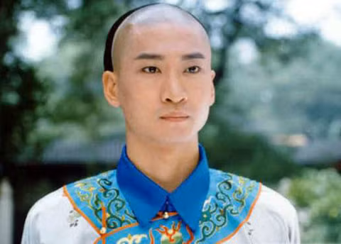 Khi ấy, quan lại và quý tộc không được gội đầu trong suốt 100 ngày. Vì vậy, nam giới thường sống với mái tóc không được gội sạch sẽ.