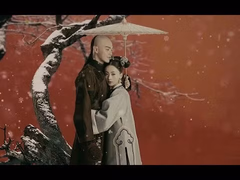 Trong các bộ phim cổ trang Trung Quốc, khán giả đặc biệt chú ý đến kiểu tóc cạo nửa đầu và tết đuôi sam của nam giới thời nhà Thanh. Đây là kiểu tóc bắt buộc dành cho đàn ông thời gian này. Nếu người nào vi phạm thì sẽ phải đối mặt với án tử.