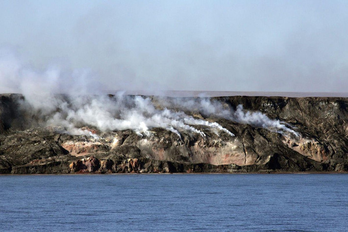Hiện tượng này xảy ra liên tục đã tạo nên những cột khói tỏa không ngừng từ ngọn đồi Smoking Hills.