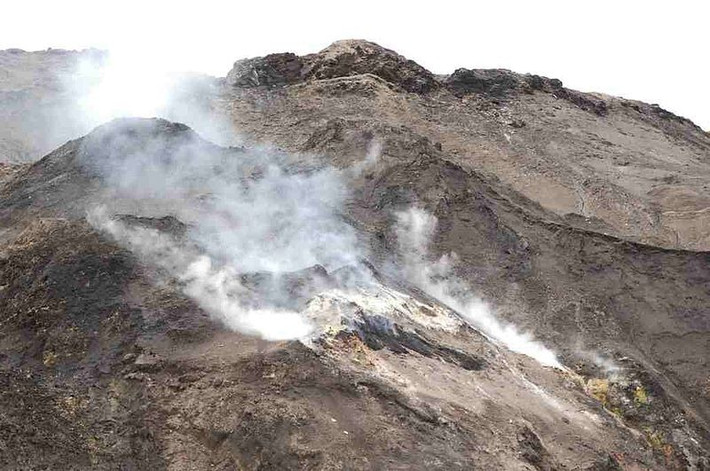 Khi các ngọn đồi bị xói mòn, những mạch khoáng tiếp xúc với không khí giàu oxi dẫn đến tự bốc cháy.