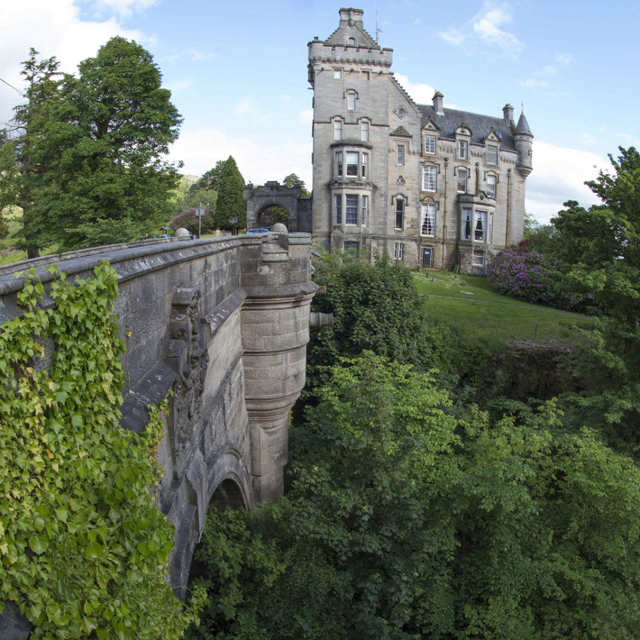 Thế nhưng, một giả thuyết khác cho rằng những con chó ngửi thấy một mùi hấp dẫn ở phía dưới nên vội vàng nhảy xuống cầu Overtoun mà không hay biết sẽ chết.