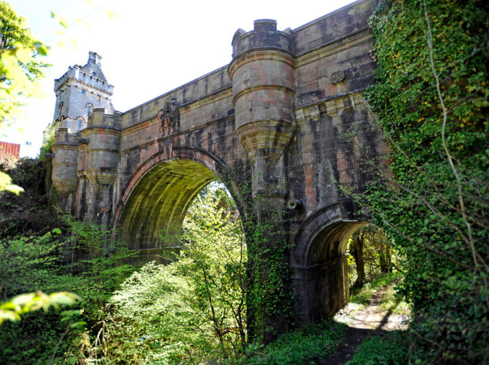 Trước cái chết của nhiều con chó, dư luận tò mò vì sao chúng lại tìm đến cái chết. Một số người dân địa phương cho rằng, sở dĩ những con chó tìm đến cầu Overtoun để tự sát là vì cây cầu bị "ma ám".