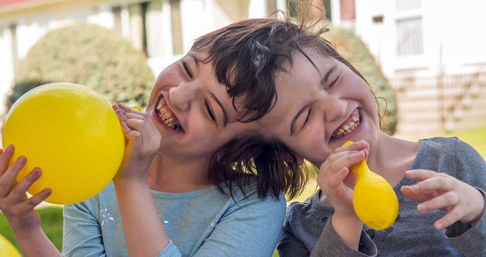 Dù cơ thể dính liền không thể tách rời nhưng hai chị em vẫn lạc quan, vui vẻ. Họ còn thường xuyên xuất hiện trên các chương trình truyền hình đặc biệt để chia sẻ với công chúng về cuộc sống của mình.