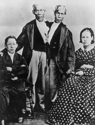 Về sau, họ trở thành công dân Mỹ. Dư luận vô cùng bất ngờ khi Chang và Eng kết hôn với hai chị em Adelaide và Sarah Yates vào năm 1843.