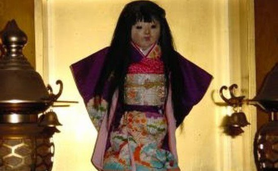 Kikuko rất thích con búp bê và thường mang nó bên mình. Thế nhưng, cô bé không may qua đời sớm sau một lần bị cảm lạnh nặng. Sau khi Kikuko qua đời, chuyện kỳ lạ và bí ẩn xảy đến với con búp bê.