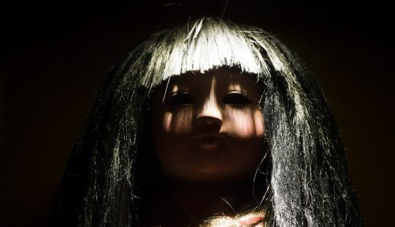 Búp bê Okiku được xem là món đồ bị "ma ám" rùng rợn nhất Nhật Bản. Tương truyền, Eikichi Suzuki, 17 tuổi, mua con búp bê này tặng cho em gái Kikuko vào năm 1918.