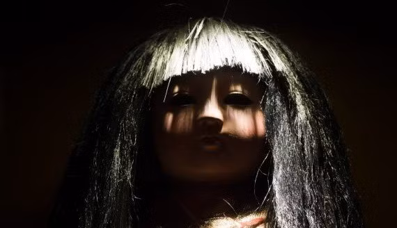 Búp bê Okiku được xem là món đồ bị "ma ám" rùng rợn nhất Nhật Bản. Tương truyền, Eikichi Suzuki, 17 tuổi, mua con búp bê này tặng cho em gái Kikuko vào năm 1918.