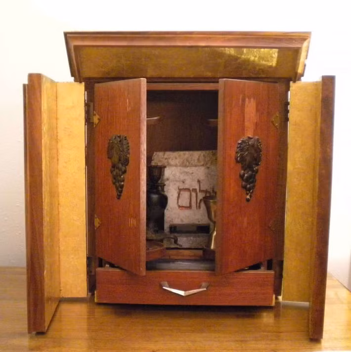 Người cháu gái của cụ bà 103 tuổi đem bán đấu giá hộp Dibbuk. Chiếc hộp này được bà cụ giữ bên mình suốt nhiều thập kỷ. Khi còn sống, bà cụ dặn người cháu và gia đình không bao giờ được mở chiếc hộp vì nó bị quỷ ám. Cụ muốn con cháu chôn chiếc hộp cùng với mình khi chết.