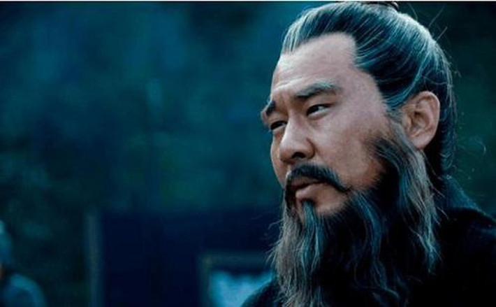 Khi bắt được 2 người vợ của Lưu Bị là Cam phu nhân và My phu nhân trong trận chiến ở Từ Châu năm 200, Tào Tháo nảy ra mưu kế là tặng họ cho Quan Vũ.