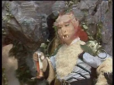 Do si mê nhan sắc của Hoàng hậu Chu Tử quốc là Kim Thánh nương nương, Thái Tuế bắt mỹ nhân này về động của mình. Thế nhưng, yêu quái này không thể động vào người giai nhân vì bà mặc áo ngũ sắc. Mỗi lần có người động vào thì người đó sẽ bị gai trên áo đâm.