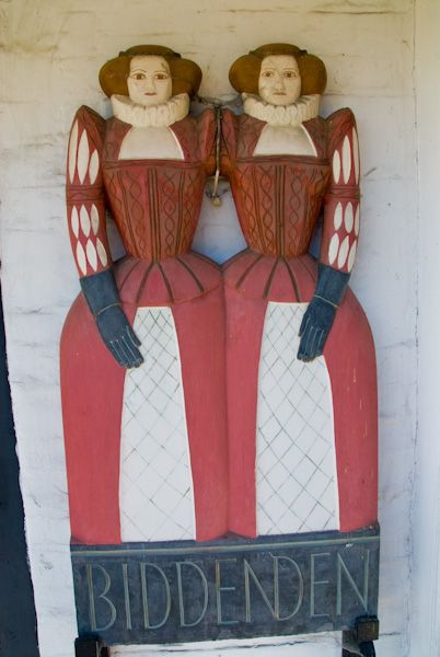 Vào năm 1136, Eliza và Mary qua đời. Trước khi chết, họ quyên tặng tiền bạc và đất đai của bản thân cho người dân nghèo có hoàn cảnh khó khăn trong làng. Tấm lòng yêu thương con người của họ được công chúng hết lời ca ngợi.