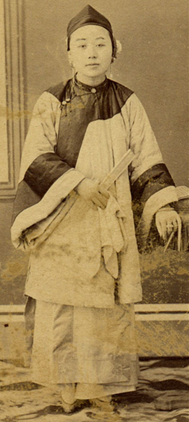 Do móng giả dài và nhọn nên nó có thể gây sát thương cho đối thương trong trường hợp cần thiết.