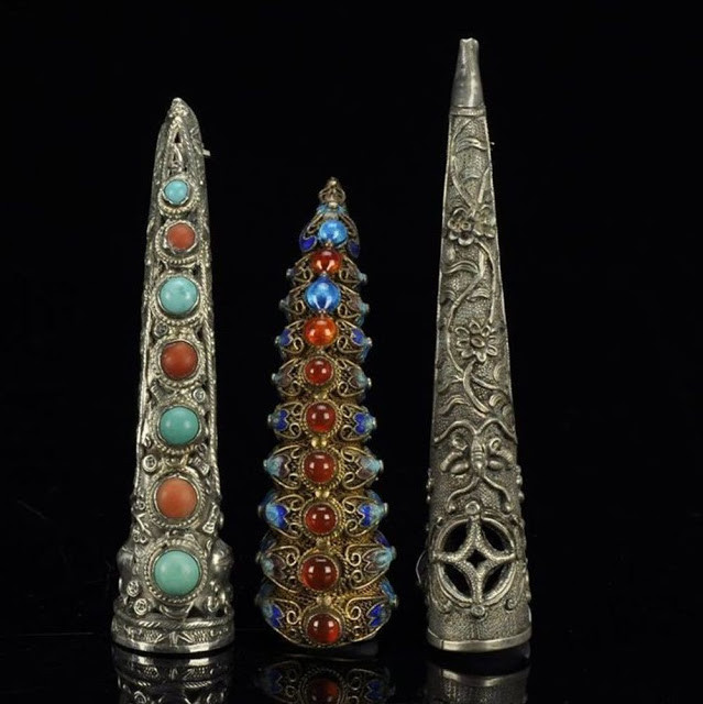 Những bộ móng giả của các phi tần trong hậu cung nhà Thanh không chỉ dài (thường từ 3 - 15 cm), nhọn mà còn được trang trí các họa tiết tinh xảo hay nạm đá quý...