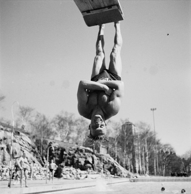 Chàng thanh niên Thụy Điển thể hiện sức mạnh và sự dẻo dai khi lộn ngược cơ thể và giữ thăng bằng chỉ với hai chân.