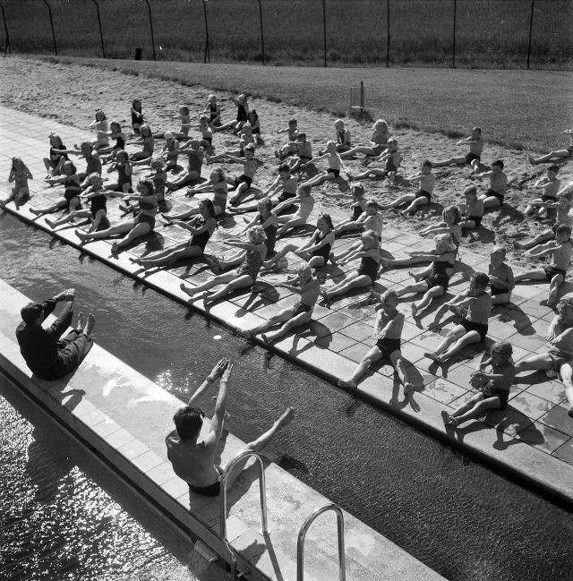 Các học viên tham gia khóa học bơi tại bể bơi công cộng Älvsjöbadet.