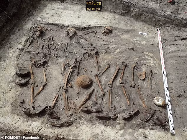 Trong cuộc khai quật tại ngôi làng Kożlice ở tây nam Ba Lan, các nhà khảo cổ tìm thấy ngôi mộ tập thể chứa hài cốt 18 lính nhảy dù Đức quốc xã.