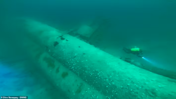 Xác tàu khổng lồ khiến các thợ lặn choáng ngợp. Sau nhiều thập kỷ "ngủ vùi" dưới đáy biển, tàu ngầm U-102I bị nước biển ăn mòn và hư hại một phần.