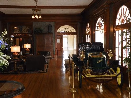 Kể từ sau cái chết của Elizabeth, một số hiện tượng kỳ lạ khó lý giải xảy ra tại phòng 217. Một số khách nghỉ qua đêm tại căn phòng này cho hay bị một "thế lực bí ẩn" đánh thức vào giữa đêm.