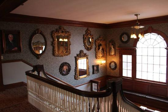 Thậm chí, có khách hàng cảm thấy bị thọc vào 2 bên sườn nếu như rời đi mà để phòng trong tình trạng lộn xộn, bừa bãi. Một số người cho rằng, những sự việc kỳ bí này là do "hồn ma" người hầu gái Elizabeth gây ra.