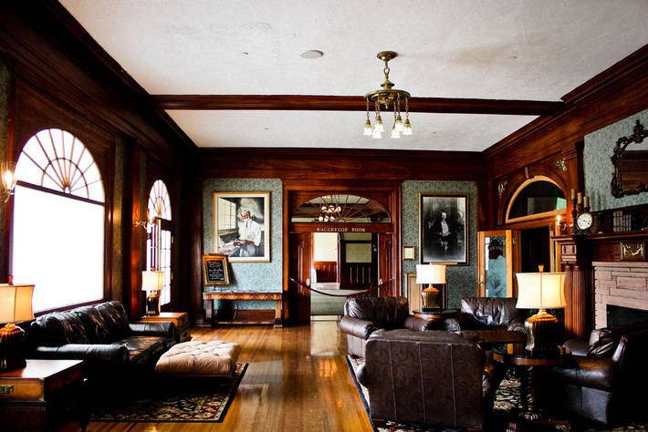 Tuy nhiên, đến nay, giới khoa học vẫn chưa thể chứng minh "hồn ma" có thật. Do vậy, những chuyện kỳ bí xảy ra tại phòng 217 của khách sạn Stanley tiếp tục thu hút sự hiếu kỳ của công chúng. Thế nhưng, không phải ai cũng đủ dũng cảm để ngủ qua đêm tại căn phòng này.