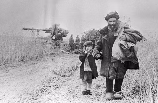 Ông dắt cháu đi sơ tán khỏi khu vực có chiến sự ác liệt giữa Liên Xô với phát xít Đức.