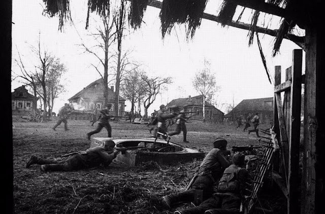 Quân đội Liên Xô tấn công các đơn vị lính Đức ở Tarutino, vùng Kaluga tháng 10/1941.